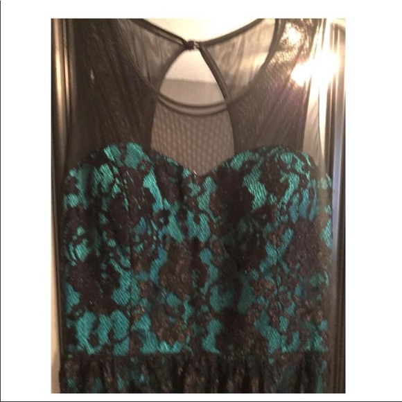 Prom or cocktail formal dress, lacy gorgeous - Picture 2 of 3